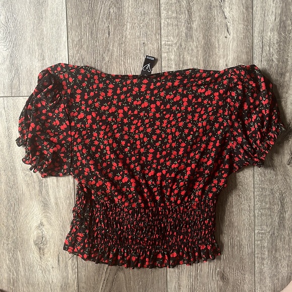 Trendy Rose Low-Cut Crop Top - Picture 2 of 3